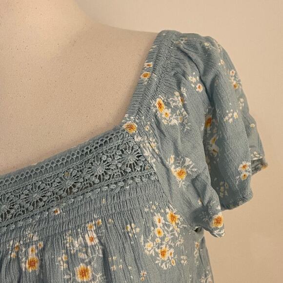 Floral Blue White Women's Flutter Sleeve Ruffle Hem Blouse Top | Size L - Picture 3 of 9